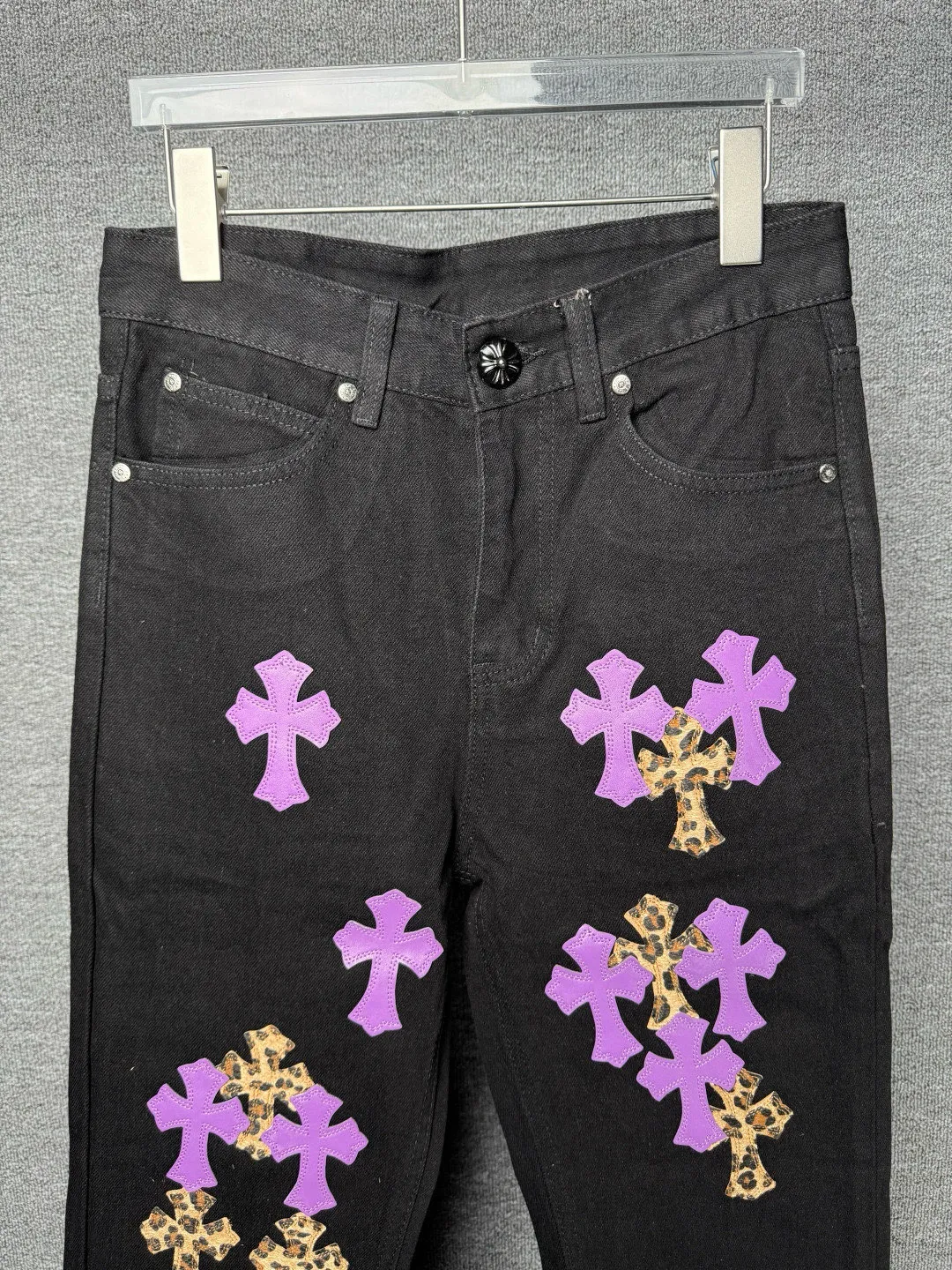 P250 💰 (Top version) Chrome Hearts black denim jeans with purple leopard print. CH jeans need to be washed and then disassembled and hand-stitched with sheepskin cross leather and then spliced ​​together to complete. The whole piece has too many craftsmanship to describe. The patches are embellished with cross patterns and the high-waisted washed jeans! ! Absolutely high-end luxury products, god-level single products and super popular products, made with top heavy industry, a must-see magic weapon. Customized hardware. The fabric is thick and soft after washing. It has good breathability. Customized small leather label. Unique design. The details are simple and elegant, and the workmanship is exquisite. The entire trousers are neatly routed and the details are in place! It’s so cool that both men and women can easily control the genderless trend! Color: Black Size: 28-30-32-34-36 (corresponds to S-M-L-XL-XXL)